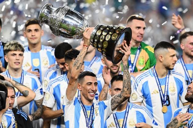 RECORD DATE NOT STATED Copa America USA 2024 Argentina vs Colombia - Final Angel Di Maria lifts up the trophy as he celebrates winning the Conmebol 2024 Copa America during Final match between Argentina and Colombia as part of CONMEBOL Copa America USA 2024 at Hard Rock Stadium on July 14, 2024 in Miami Gardens, Florida, United States. MIAMI GARDENS FLORIDA UNITED STATES  Copyright: xDavidxLeahx 20240715000128_CA_2024_F_ARG_CHAMPION_DIMARIA480