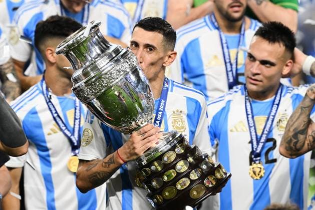 RECORD DATE NOT STATED Copa America USA 2024 Argentina vs Colombia - Final Angel Di Maria lifts up the trophy as he celebrates winning the Conmebol 2024 Copa America during Final match between Argentina and Colombia as part of CONMEBOL Copa America USA 2024 at Hard Rock Stadium on July 14, 2024 in Miami Gardens, Florida, United States. MIAMI GARDENS FLORIDA UNITED STATES  Copyright: xDavidxLeahx 20240715000124_CA_2024_F_ARG_CHAMPION_DIMARIA485