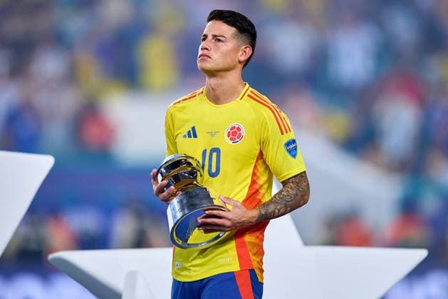 RECORD DATE NOT STATED Copa America USA 2024 Argentina vs Colombia - Final James Rodriguez of Colombia poses with the MVP trophy during Final match between Argentina and Colombia as part of CONMEBOL Copa America USA 2024 at Hard Rock Stadium on July 14, 2024 in Miami Gardens, Florida, United States. MIAMI GARDENS FLORIDA UNITED STATES  Copyright: xJosexLuisxMelgarejox 20240715002344_CA_2024_F_ARG_COL_RODRIGUEZ555
