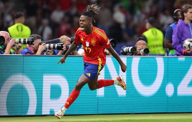 Spain England UEFA EURO 2024 Final Berlin, 14 07 2024, Olympiastadion, UEFA EURO 2024 Germany, Final, Spain ESP England ENG , In the picture Goal for Spain Nico Williams 17, ESP scores to 1 0 and cheers ,