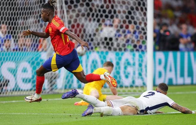 Spain England UEFA EURO 2024 Final Berlin, 14 07 2024, Olympiastadion, UEFA EURO 2024 Germany, Final, Spain ESP England ENG , In the picture Goal for Spain Nico Williams 17, ESP scores 1 0 against goalkeeper Jordan Pickford 1, ENG ,