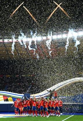 Football, European Championship, EURO 2024, Final, Olympiastadion Berlin Spain England 2 1 Award ceremony Spain in a shower of confetti Cheers, joy, action