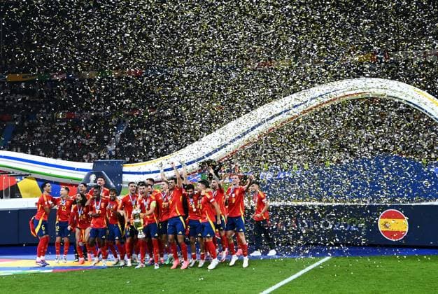 Football, European Championship, EURO 2024, Final, Olympiastadion Berlin Spain England 2 1 Award ceremony Spain in a shower of confetti Cheers, joy, action