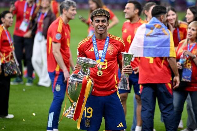 Football Euro 2024 Final 14 07 2024 Spain England CHEERS Spain with European Championship trophy Lamine Yamal, best young player of the tournament