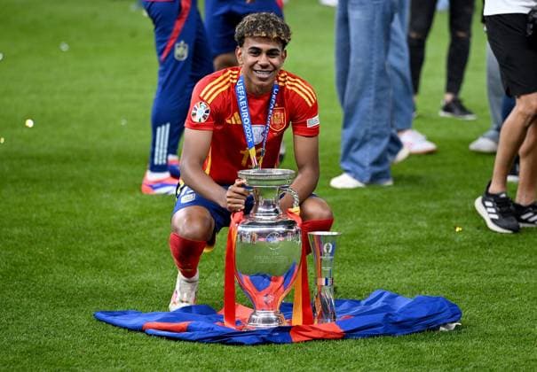 Football Euro 2024 Final 14 07 2024 Spain England CHEERS Spain with European Championship trophy Lamine Yamal, best young player of the tournament