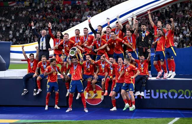 Football Euro 2024 Final 14 07 2024 Spain England CHEERS Winner Spain Team cheers at the award ceremony, Spain with European Championship trophy