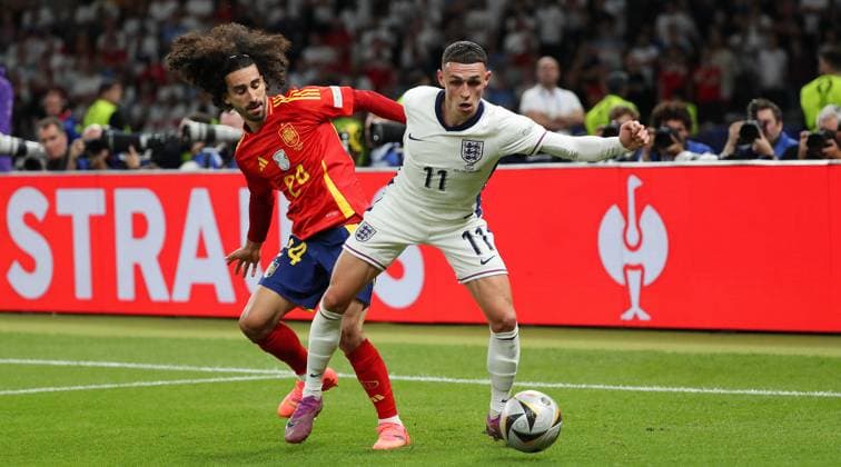 BAU 14 07 2024 Berlin European Football Championship 2024 Final Spain vs England, f l Marc Cucurella ESP , Phil Foden ENG