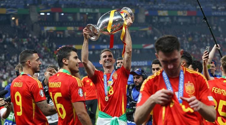 BAU 14 07 2024 Berlin European Football Championship 2024 Final Spain vs England, Martin Zubimendi ESP with trophy