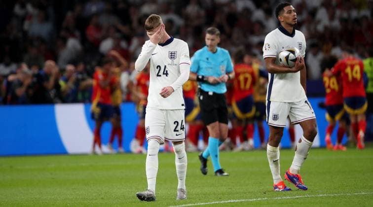 BAU 14 07 2024 Berlin European Football Championship 2024 Final Spain vs England, v l Cole Palmer, Jude Bellingham ENG disappointed