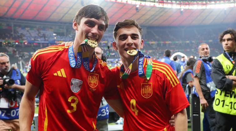 BAU 14 07 2024 Berlin European Football Championship 2024 final Spain vs England, from left Robin Le Normand, Nacho ESP with their medals