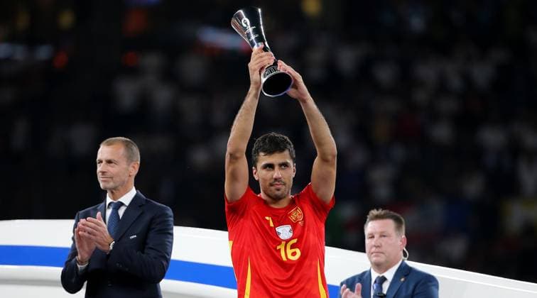 BAU 14 07 2024 Berlin European Football Championship 2024 Final Spain vs England, Rodri ESP with trophy as best player of the tournament