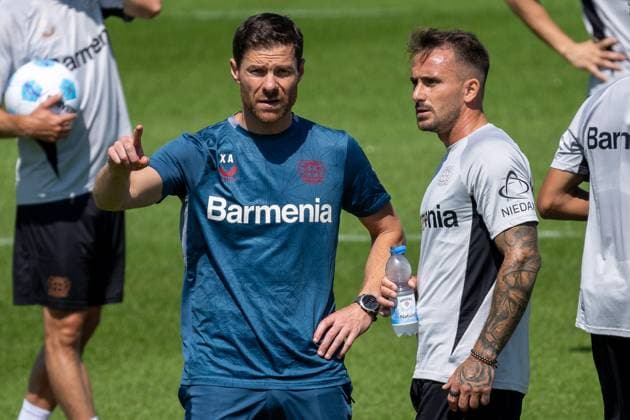 Sport Themen der Woche KW 29 Sport Bilder des Tages Fussball: 1. Bundesliga, Saison 2024 2025, Trainingsauftakt, oeffentliches Training, Bayer 04 Leverkusen am 15.07. 2024 auf den Trainingsplaetzen an der BayArena in Leverkusen. Xabi Alonso (Bayer 04 Leverkusen, Trainer) und Aleix Garcia (Bayer 04 Leverkusen) im Gespraech. Foto: Kirchner-Media TH *** Soccer 1 Bundesliga, season 2024 2025, training kick-off, public training, Bayer 04 Leverkusen on 15 07 2024 on the training grounds at the BayArena in Leverkusen Xabi Alonso Bayer 04 Leverkusen, coach and Aleix Garcia Bayer 04 Leverkusen in conversation Photo Kirchner Media TH Copyright: xKirchner-Media THx