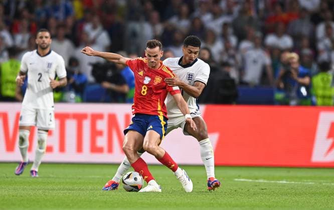 Football, men, season 2023 24, UEFA Euro EM 2024, final in Berlin, Spain England, v l Fabian Ruiz Spain , Jude Bellingham England , 14 07 2024, Copyright: xSebastianxRäppold MatthiasxKochx