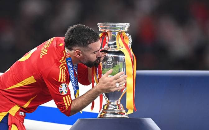 Football, Men, Season 2023 24, UEFA Euro EM 2024, Final in Berlin, Spain England, Dani Carvajal Spain kisses the trophy, 14 07 2024, Copyright: xSebastianxRäppold MatthiasxKochx
