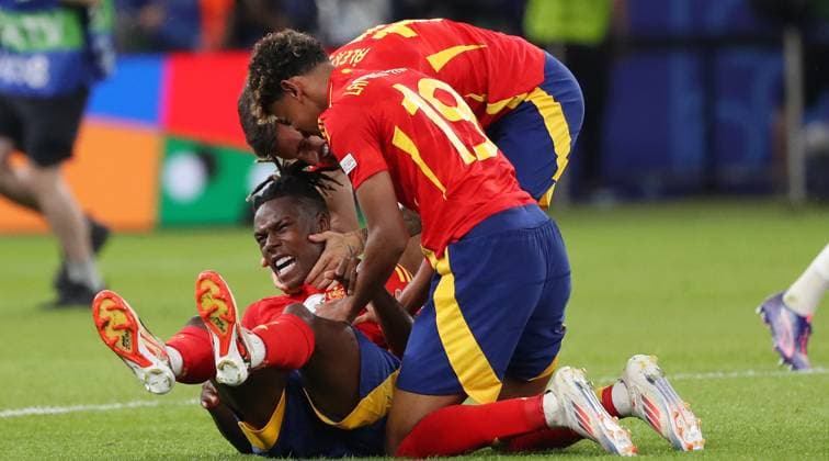 BAU 14 07 2024 Berlin European Football Championship 2024 final Spain vs England, from left Nico Williams, Ãlex Baena, Lamine Yamal ESP are happy about the victory