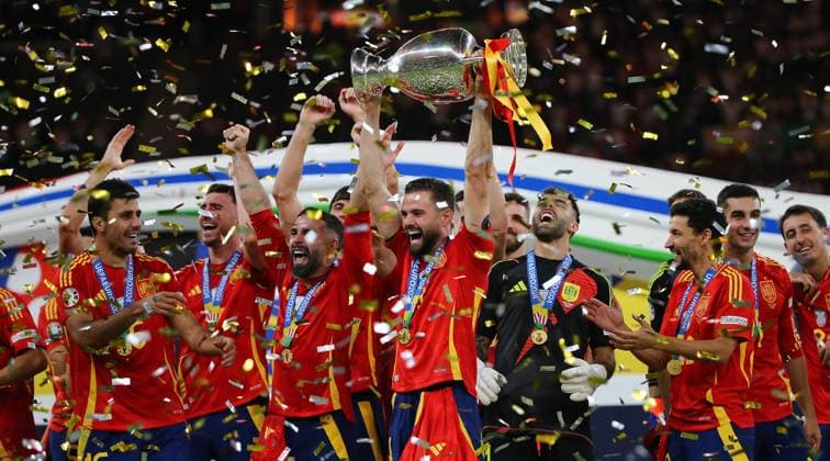 BAU 14 07 2024 Berlin Football EM 2024 Final Spain vs England, Nacho ESP with trophy