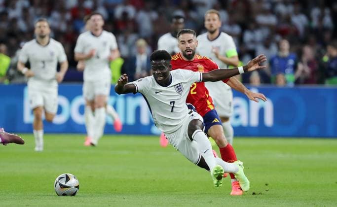 Bukayo Saka in a duel with Daniel Carvajal Match scene Action Sport Football Soccer European Championship Euro 2024 European Championship Final Men Season 2023 2024 14 07 2024 Spain ESP vs England ENG in Berlin Olympiastadion DFL regulations prohibit any use of photographs as image sequences and or quasi video