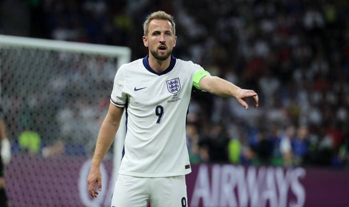 Harry Kane pointing, gesticulating action upper body Sport Football Soccer European Championship Euro 2024 European Championship Final Men Season 2023 2024 14 07 2024 Spain ESP vs England ENG in Berlin Olympiastadion DFL regulations prohibit any use of photographs as image sequences and or quasi video
