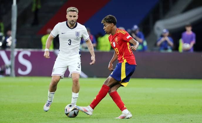 Luke Shaw, Lamine Yamal duel match scene Action Sport Football Soccer European Championship Euro 2024 European Championship Final Men Season 2023 2024 14 07 2024 Spain ESP vs England ENG in Berlin Olympiastadion DFL regulations prohibit any use of photographs as image sequences and or quasi video