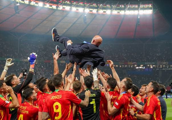 Spain v England Spain players celebrates winning and lift Spain Manager Luis de la Fuente during the Spain v England UEFA EURO, EM, Europameisterschaft,Fussball 2024 Final at the Olympiastadion Stadium, Berlin, Germany on 14 July 2024 Editorial use only. All images are copyright Every Second Media Limited. No images may be reproduced without prior permission. Copyright: xIMAGO EveryxSecondxMediax ESM-1060-0219