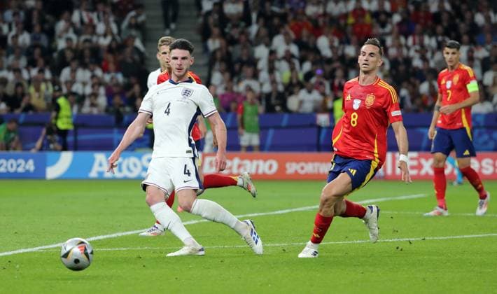 Declan Rice, Fabian Ruiz duel match scene Action Sport Football Soccer European Championship Euro 2024 European Championship Final Men Season 2023 2024 14 07 2024 Spain ESP vs England ENG in Berlin Olympiastadion DFL regulations prohibit any use of photographs as image sequences and or quasi video