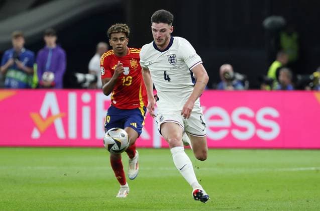 Lamine Yamal, Declan Rice duel match scene Action Sport Football Soccer European Championship Euro 2024 European Championship Final Men Season 2023 2024 14 07 2024 Spain ESP vs England ENG in Berlin Olympiastadion DFL regulations prohibit any use of photographs as image sequences and or quasi video