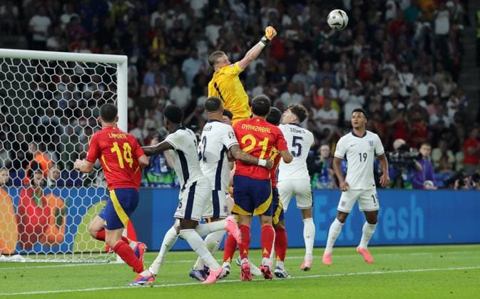 Aymeric Laporte, Marc Guehi, Kyle Walker, goalkeeper Jordan Pickford fists the ball, Mikel Oyarzabal, John Stones, Ollie Watkins duel Match scene Action Sport Football Soccer European Championship Euro 2024 European Championship Final Men Season 2023 2024 14 07 2024 Spain ESP vs England ENG in Berlin Olympiastadion DFL regulations prohibit any use of photographs as image sequences and or quasi video