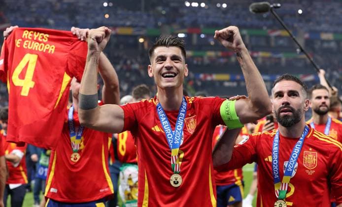 Alvaro Morata, Daniel Carvajal, Spain Spanish team celebrates European Championship jubilation after European Championship victory Joy Emotion Sport Football Soccer European Championship Euro 2024 European Championship Final Men Season 2023 2024 14 07 2024 Spain ESP vs England ENG in Berlin Olympiastadion DFL regulations prohibit any use of photographs as image sequences and or quasi video