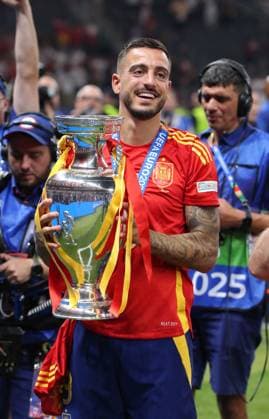 Joselu with trophy, Spain Spanish team celebrates European Championship jubilation after European Championship victory Sport Football Soccer European Championship Euro 2024 European Championship Final Men Season 2023 2024 14 07 2024 Spain ESP vs England ENG in Berlin Olympiastadion DFL regulations prohibit any use of photographs as image sequences and or quasi video