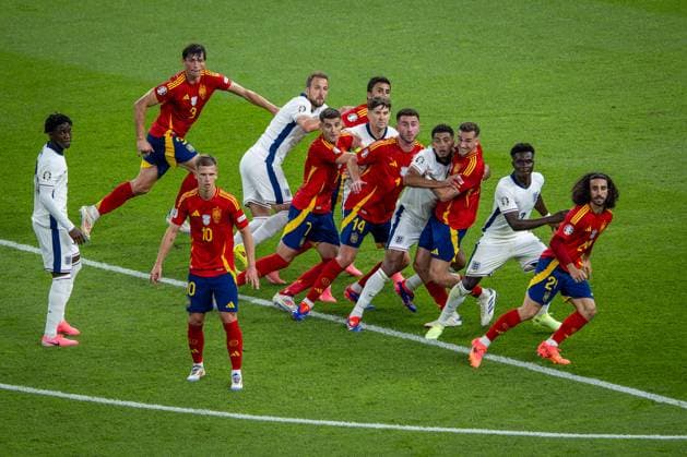 Football Berlin 14 07 2024 UEFA Euro 2024 Final England ENG Spain ESP The players await a free kick Marc Cucurella Spain, No 24 Bukayo Saka England, No 07 Fabian Ruiz Spain, No 08 Jude Bellingham England, No 10 Aymeric Laporte Spain, TW, No 14 John Stones England, No 05 Ãlvaro Morata Spain, No 07 Harry Kane England, No 09 and others