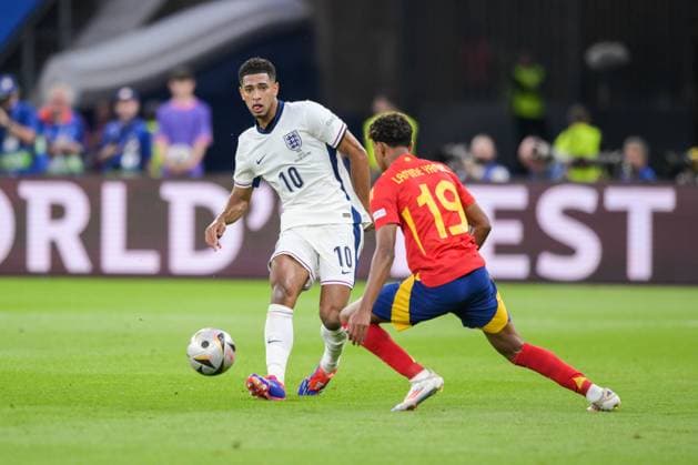 Soccer, UEFA EURO 2024 Final, 20240714, Spain England In the picture Jude BELLINGHAM England, 10 pass pass ball and Lamine YAMAL Spain, 19 Berlin Olympiastadion Berlin Brandenburg Germany Copyright: Passion2Press MarkusxFischerx