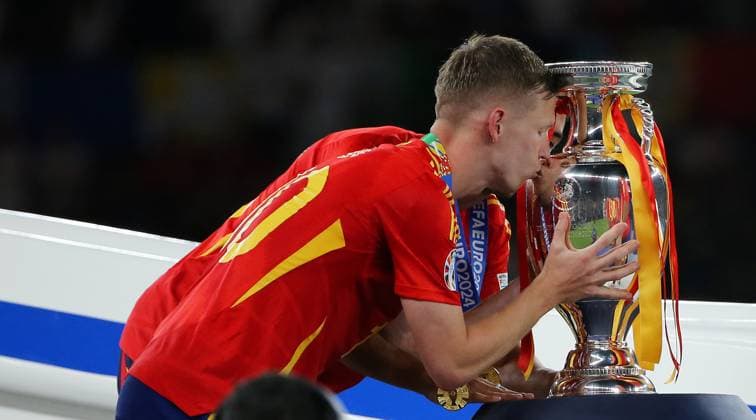 BAU 14 07 2024 Berlin European Football Championship 2024 Final Spain vs England, Dani Olmo ESP kisses the trophy