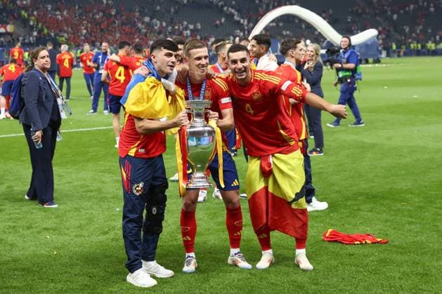 14 07 2024, xtgx, European Football Championship 2024 Final, Spain England emspor, v l Dani Olmo Spain, 10 , Nacho Fernandez Spain, 4 Cheering about the victory, cheering after the end of the match DFL DFB REGULATIONS PROHIBIT ANY USE OF PHOTOGRAPHS as IMAGE SEQUENCES and or QUASI VIDEO Berlin