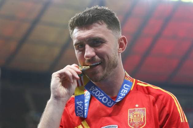 14 07 2024, xtgx, European Football Championship 2024 Final, Spain England emspor, v l Aymeric Laporte Spain, 14 Cheers over the victory, cheers after the end of the match DFL DFB REGULATIONS PROHIBIT ANY USE OF PHOTOGRAPHS as IMAGE SEQUENCES and or QUASI VIDEO Berlin