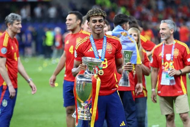 14 07 2024, xtgx, European Football Championship 2024 Final, Spain England emspor, v l Lamine Yamal Spain, 19 Cup victory celebrations, cheers after the end of the match DFL DFB REGULATIONS PROHIBIT ANY USE OF PHOTOGRAPHS as IMAGE SEQUENCES and or QUASI VIDEO Berlin