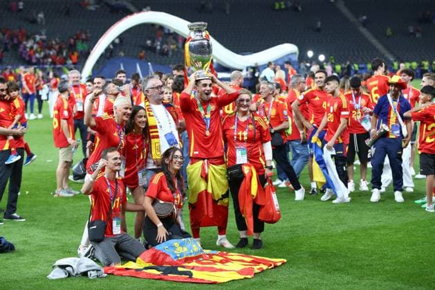14 07 2024, xtgx, European Football Championship 2024 Final, Spain England emspor, v l Ferran Torres Spain, 11 Cup victory celebrations, cheers after the end of the match DFL DFB REGULATIONS PROHIBIT ANY USE OF PHOTOGRAPHS as IMAGE SEQUENCES and or QUASI VIDEO Berlin