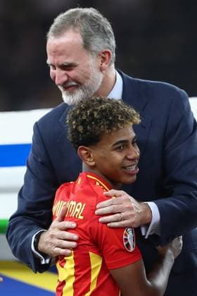 14 07 2024, xtgx, Football EM 2024 Final, Spain England emspor, v l Lamine Yamal Spain, 19 , Koenig Felipe DFL DFB REGULATIONS PROHIBIT ANY USE OF PHOTOGRAPHS as IMAGE SEQUENCES and or QUASI VIDEO Berlin