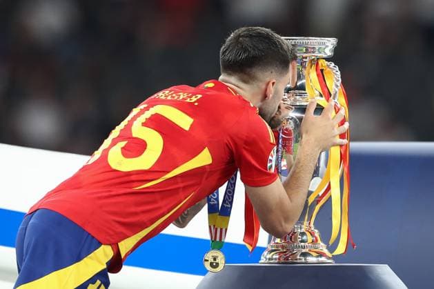 14 07 2024, xtgx, Football EM 2024 Final, Spain England emspor, v l Alex Baena Spain, 15 kuesst den Pokal DFL DFB REGULATIONS PROHIBIT ANY USE OF PHOTOGRAPHS as IMAGE SEQUENCES and or QUASI VIDEO Berlin