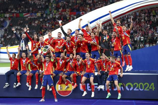 14 07 2024, xtgx, Football EM 2024 Final, Spain England emspor, v l Spain victory ceremony, jubilation after the end of the match DFL DFB REGULATIONS PROHIBIT ANY USE OF PHOTOGRAPHS as IMAGE SEQUENCES and or QUASI VIDEO Berlin