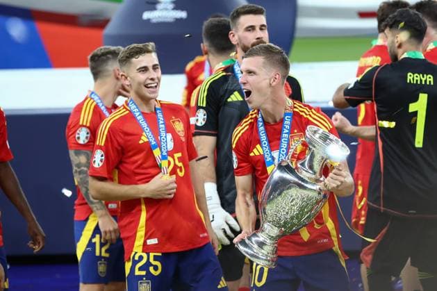 14 07 2024, xtgx, Football EM 2024 Final, Spain England emspor, v l Spain around Dani Olmo Spain, 10 Award Ceremony Cheering for the victory, Cheering after the end of the match DFL DFB REGULATIONS PROHIBIT ANY USE OF PHOTOGRAPHS as IMAGE SEQUENCES and or QUASI VIDEO Berlin