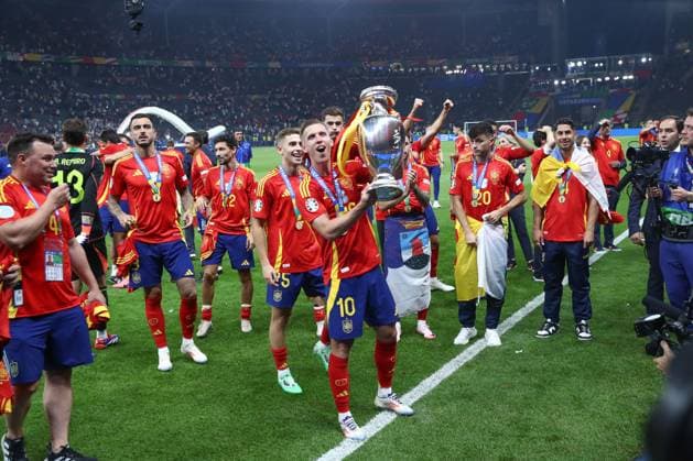 14 07 2024, xtgx, Football EM 2024 Final, Spain England emspor, v l Spain around Dani Olmo Spain, 10 cheering about the victory, cheering after the end of the match DFL DFB REGULATIONS PROHIBIT ANY USE OF PHOTOGRAPHS as IMAGE SEQUENCES and or QUASI VIDEO Berlin