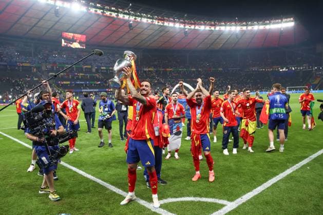 14 07 2024, xtgx, Football EM 2024 Final, Spain England emspor, v l Joselu Spain, 9 cheering about the victory, cheering after the end of the match DFL DFB REGULATIONS PROHIBIT ANY USE OF PHOTOGRAPHS as IMAGE SEQUENCES and or QUASI VIDEO Berlin