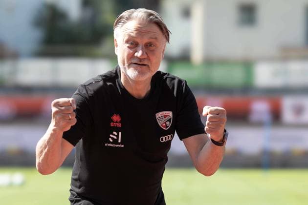 Latsch, Italien 14. -21. Juli 2024: 3. Liga - 2024 2025 - Trainingslager FC Ingolstadt 04 Im Bild: Geschäftsführer Geschaeftsfuehrer Dietmar Beiersdorfer gestikuliert auf dem Spielfeld. Sportforum Südtirol *** Latsch, Italy July 14 21 2024 3 Liga 2024 2025 Training camp FC Ingolstadt 04 In the picture Managing Director Dietmar Beiersdorfer gestures on the pitch Sportforum Südtirol Copyright: xFotostandx xSchaeferx