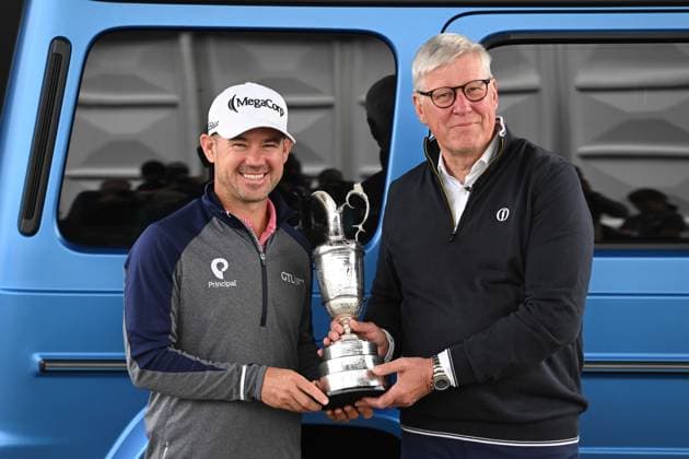 Sport Bilder des Tages Brian Harman returns the Claret Jug to Martin Slumbers, the Chief Executive of The R&A and Secretary of The Royal and Ancient Golf Club The British Open Championship, Practice, Golf, Royal Troon, Troon, UK - 15 July 2024  Copyright: xGreigxCowie Shutterstockx 14587379al