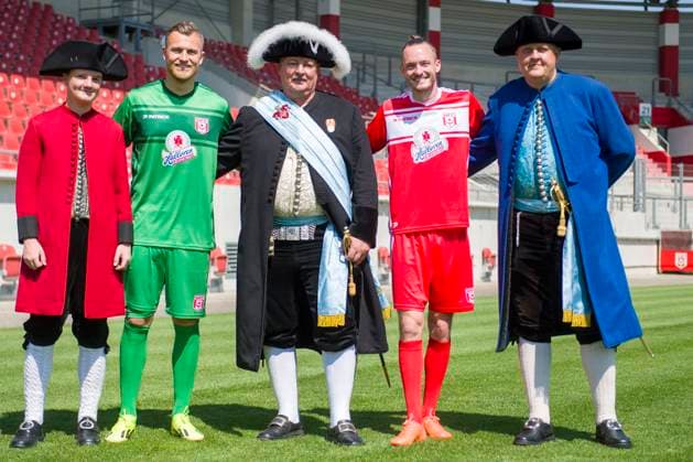 Halle, Germany 15 July 2024 Regionalliga Nordost Team photo 2024 2025 Hallescher FC In the picture 2 from left goalkeeper Sven Müller Mueller Halle and 4 from left Niklas Kastenhofer Halle with Halloren Leuna Chemie Stadion Sachsen Anhalt Copyright: xFotostandx xBallaschx