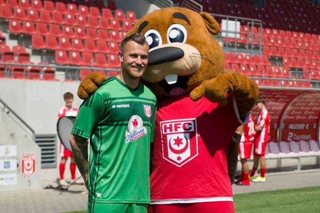 Halle, Germany 15 July 2024 Regionalliga Nordost Team photo 2024 2025 Hallescher FC In the picture from left goalkeeper Sven Müller Mueller Halle and mascot Hallotri Leuna Chemie Stadion Sachsen Anhalt Copyright: xFotostandx xBallaschx