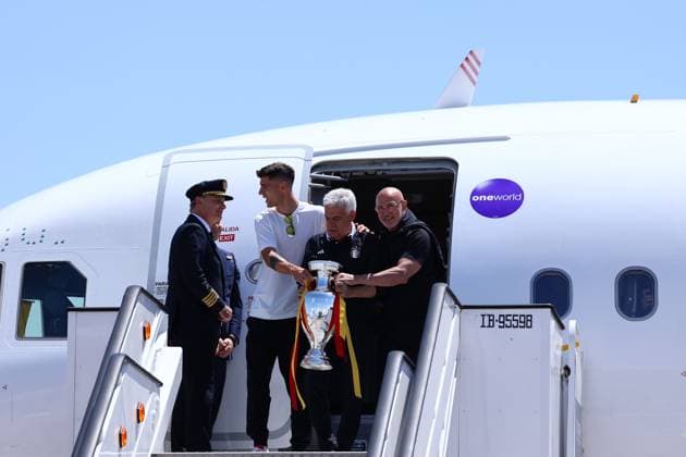July 15, 2024, Madrid, Madrid, SPAIN: Alvaro Morata, Pedro Rocha and Luis de la Fuente pose for the photo during the reception of the Spanish national team, Nationalteam as European Champions after winning in the Eurocup 2024 final against England at Adolfo Suarez Madrid-Barajas airport on July 15, 2024, in Madrid, Spain. Madrid SPAIN - ZUMAa181 20240715_zaa_a181_004 Copyright: xDennisxAgyemanx