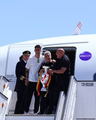 July 15, 2024, Madrid, Madrid, SPAIN: Alvaro Morata, Pedro Rocha and Luis de la Fuente pose for the photo during the reception of the Spanish national team, Nationalteam as European Champions after winning in the Eurocup 2024 final against England at Adolfo Suarez Madrid-Barajas airport on July 15, 2024, in Madrid, Spain. Madrid SPAIN - ZUMAa181 20240715_zaa_a181_006 Copyright: xDennisxAgyemanx