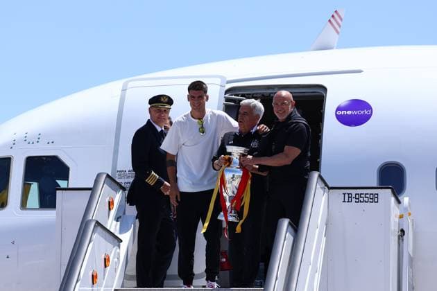July 15, 2024, Madrid, Madrid, SPAIN: Alvaro Morata, Pedro Rocha and Luis de la Fuente pose for the photo during the reception of the Spanish national team, Nationalteam as European Champions after winning in the Eurocup 2024 final against England at Adolfo Suarez Madrid-Barajas airport on July 15, 2024, in Madrid, Spain. Madrid SPAIN - ZUMAa181 20240715_zaa_a181_010 Copyright: xDennisxAgyemanx