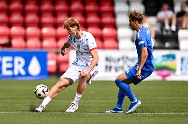 240715 Hakon Rosten of Norway in action against Luca Di Maggio of Italy during the UEFA European Under 19 Championship group stage football match between Italy and Norway on July 15, 2024 in Belfast Photo Ben McShane BILDBYRAN Cop 275 SPF002 bbeng fotboll football fotball soccer uefa european under 19 championship euro under 19 u19 em u19 norway italia italy italy  Copyright: SPORTSFILE BB240715BB502